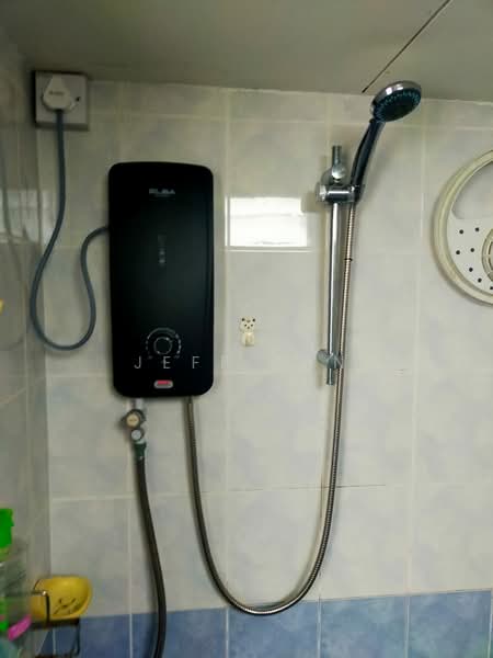 Pangsapuri untuk Disewa di Permai Lake View Apartment - Jeff Tan - Bathroom - PropertyGuru.com.my