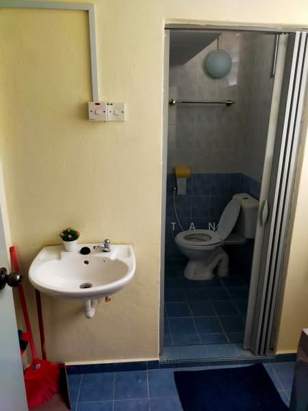 Pangsapuri untuk Disewa di Permai Lake View Apartment - Jeff Tan - Bathroom - PropertyGuru.com.my