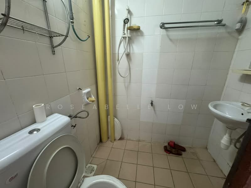 Shop / Office untuk Disewa di Taman Perindustrian Kinrara (Bandar Kinrara) - Roseabelle Low - Bathroom - PropertyGuru.com.my