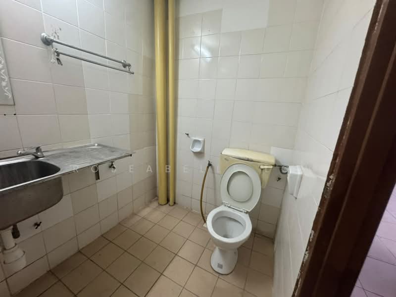 Shop / Office untuk Disewa di Taman Perindustrian Kinrara (Bandar Kinrara) - Roseabelle Low - Bathroom - PropertyGuru.com.my