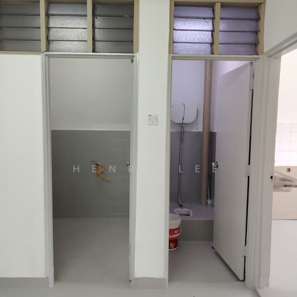 Kedai / Pejabat untuk Disewa di Taman Johor Jaya (Johor Bahru) - Henry Lee - Bathroom - PropertyGuru.com.my