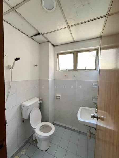 Pangsapuri untuk Disewa di Pangsapuri Persiaran Tanjung - SJ CHAN - Bathroom - PropertyGuru.com.my