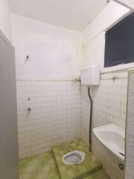 Flat for Sale at Flat Taman Ungku Tun Aminah - Jovel Lim - Bathroom - PropertyGuru.com.my