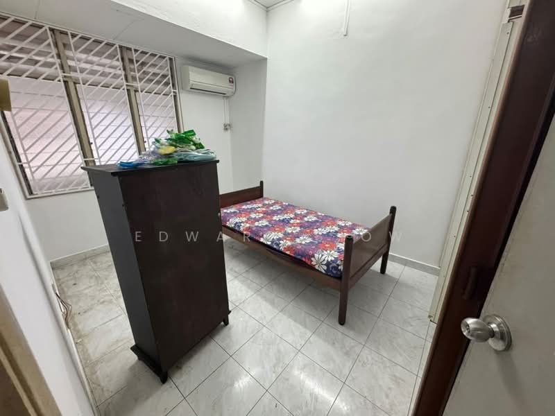 2-storey Terraced House for Rent in Taman Molek (Johor Bahru) - Edward Siow - Bedroom - PropertyGuru.com.my
