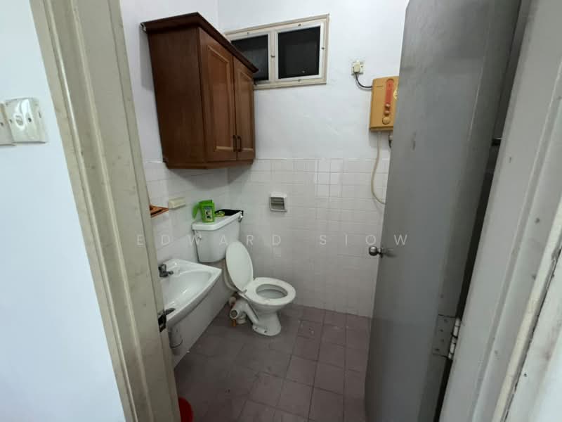 2-storey Terraced House for Rent in Taman Molek (Johor Bahru) - Edward Siow - Bathroom - PropertyGuru.com.my