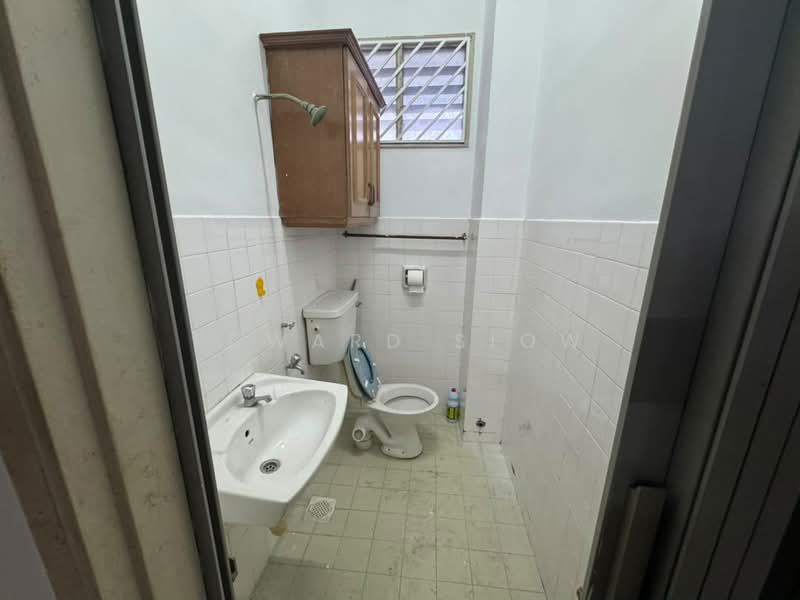 2-storey Terraced House for Rent in Taman Molek (Johor Bahru) - Edward Siow - Bathroom - PropertyGuru.com.my