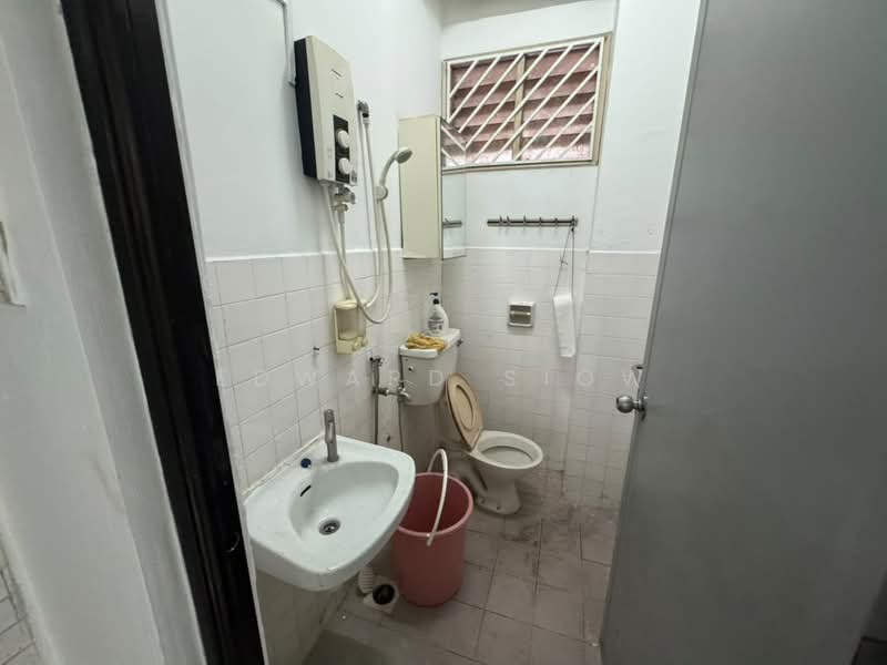 2-storey Terraced House for Rent in Taman Molek (Johor Bahru) - Edward Siow - Bathroom - PropertyGuru.com.my