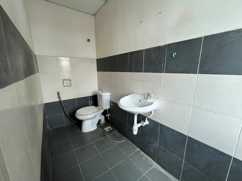 Kilang untuk Disewa di Senai (Johor) - Bee Ng - Bathroom - PropertyGuru.com.my