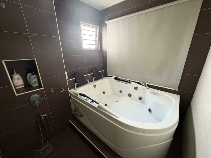 Cluster House for Rent in Taman Gaya (Ulu Tiram) - Edward Siow - Bathroom - PropertyGuru.com.my