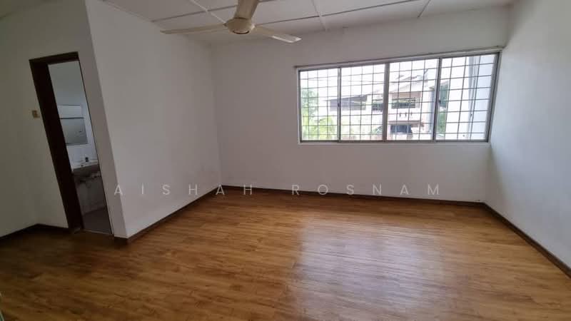 2-storey Terraced House for Sale in Taman Serdang Raya (Seri Kembangan) - Aishah Rosnam - Master Bedroom - PropertyGuru.com.my