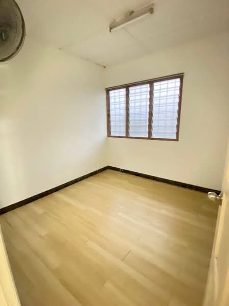 2-storey Terraced House for Sale in Taman Serdang Raya (Seri Kembangan) - Aishah Rosnam - 3rd Bedroom - PropertyGuru.com.my