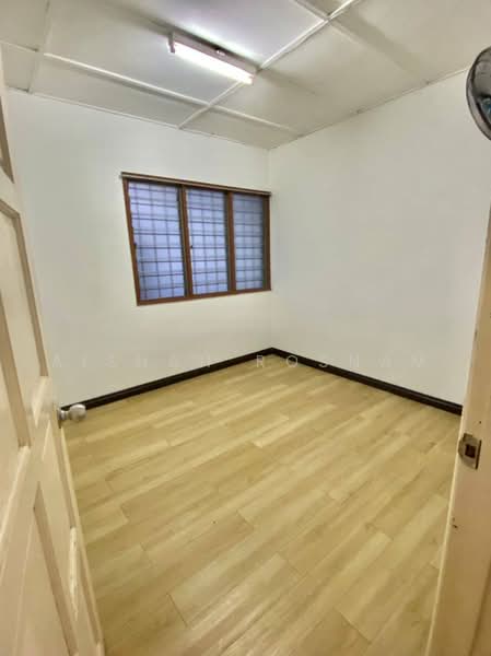 2-storey Terraced House for Sale in Taman Serdang Raya (Seri Kembangan) - Aishah Rosnam - 4th Bedroom - PropertyGuru.com.my