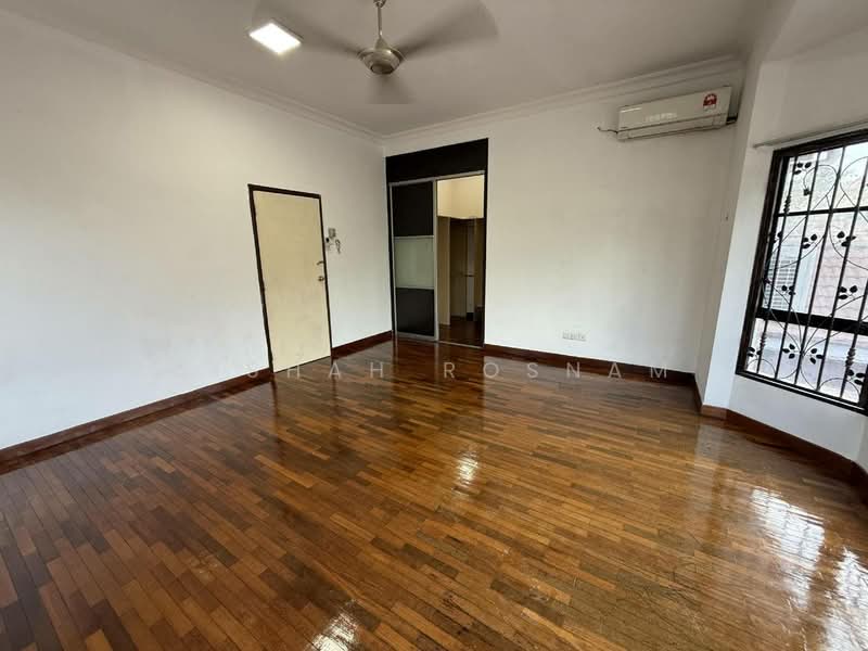 2.5-storey Terraced House for Sale in Presint 16 (Putrajaya) - Aishah Rosnam - Master Bedroom - PropertyGuru.com.my