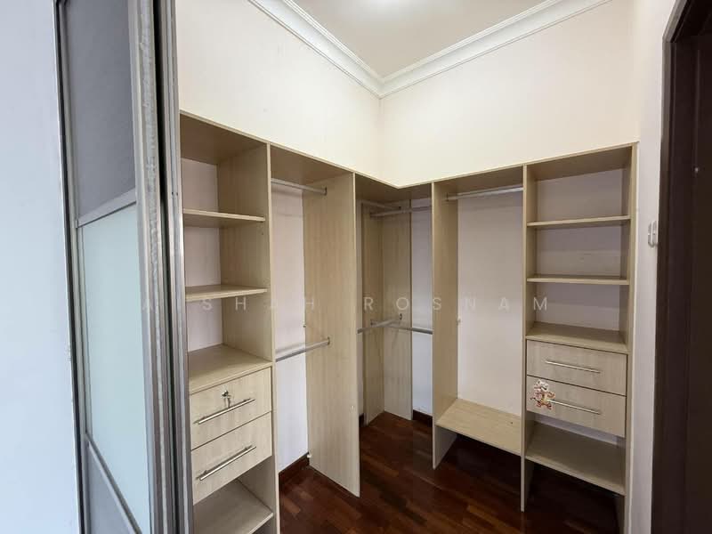 2.5-storey Terraced House for Sale in Presint 16 (Putrajaya) - Aishah Rosnam - Master Bedroom_closet - PropertyGuru.com.my