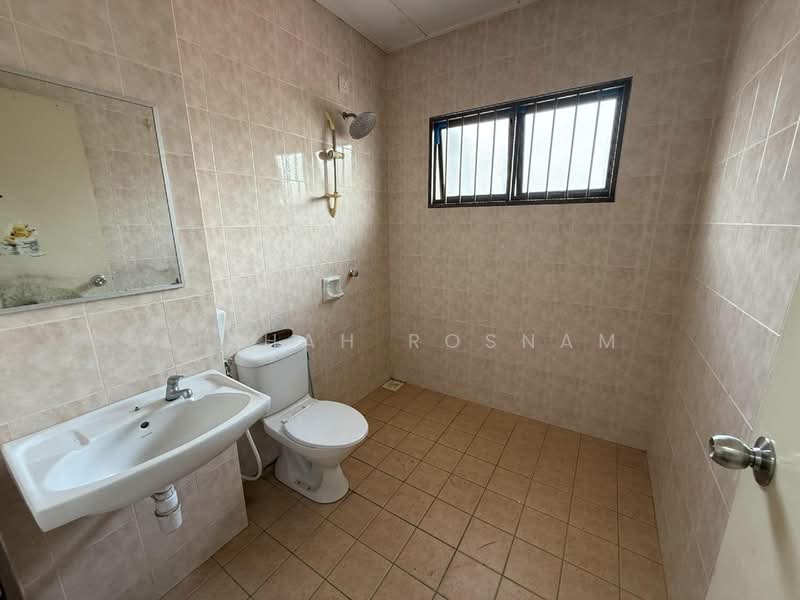 2.5-storey Terraced House for Sale in Presint 16 (Putrajaya) - Aishah Rosnam - Bathroom - PropertyGuru.com.my