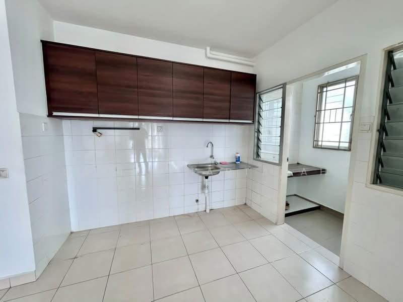 Apartment for Sale at Seri Baiduri - Sariza Hartanah - Kitchen - PropertyGuru.com.my