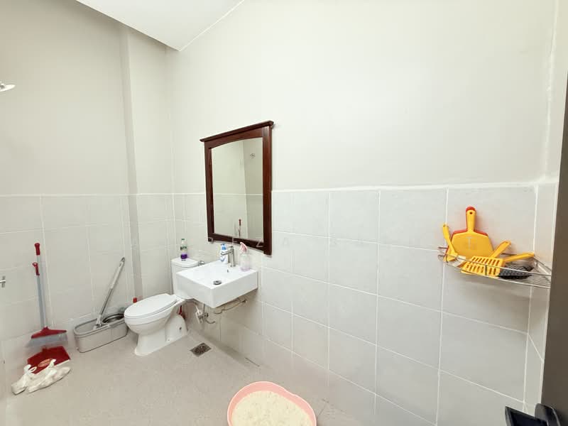 1-storey Terraced House for Sale in Telok Panglima Garang (Selangor) - SHAH REZA SASMAT - Bathroom - PropertyGuru.com.my