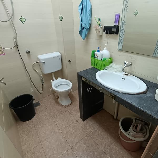 Rumah Flat untuk Dijual di Bandar Baru Uda - Reyna Wong - Bathroom - PropertyGuru.com.my