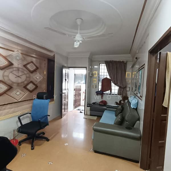 Rumah Flat untuk Dijual di Bandar Baru Uda - Reyna Wong - Living Room - PropertyGuru.com.my