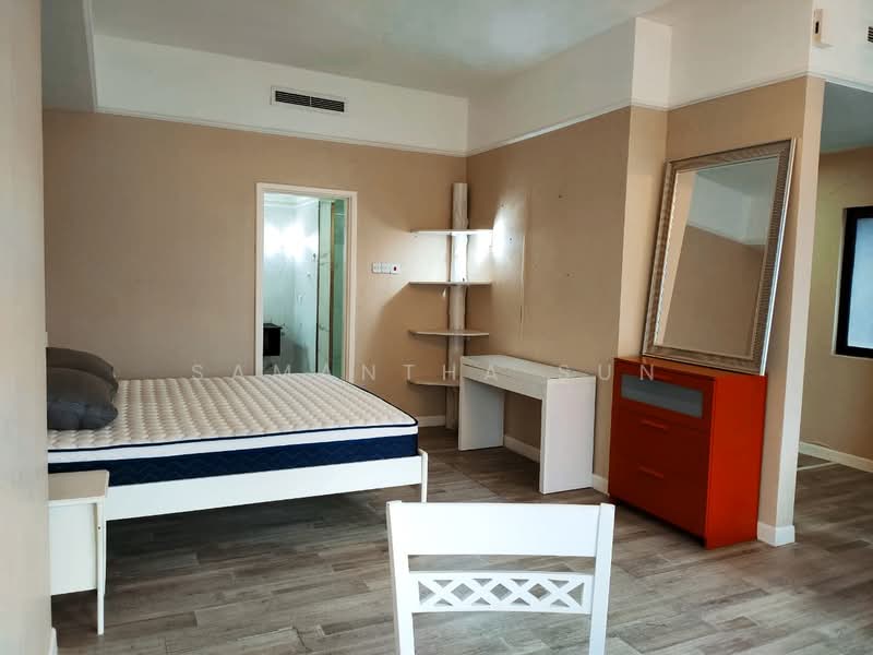 Servis Apartment untuk Dijual di Berjaya Times Square - Samantha Sun - Bedroom - PropertyGuru.com.my