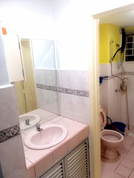 Pangsapuri untuk Disewa di Sri Bayu Apartments - Joey Wong - Bathroom - PropertyGuru.com.my