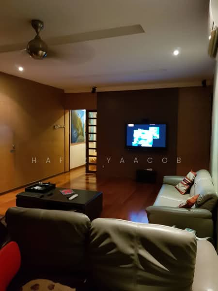 Semi-Detached House for Sale in Sultan Abdul Aziz Shah Golf & Country Club (Shah Alam) - Hafiz Yaacob - Living Room - PropertyGuru.com.my