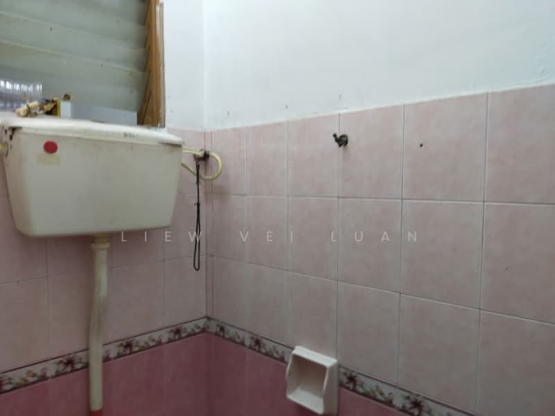 Kilang untuk Disewa di Kampung Baru Ampang (Ampang) - Liew Vei Luan - Bathroom - PropertyGuru.com.my