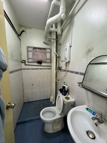 Pangsapuri untuk Dijual di Kenanga Apartments - KT Go - Bathroom - PropertyGuru.com.my
