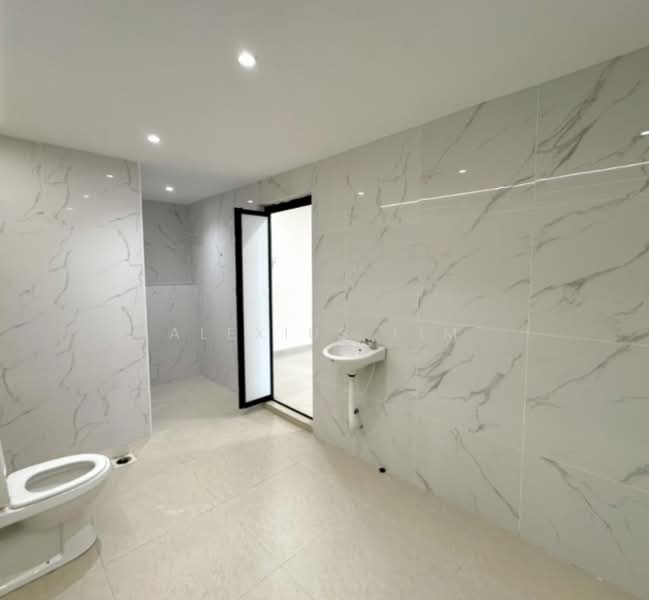 Rumah Teres 2 Tingkat untuk Dijual di Permas Jaya (Johor) - Alexius Lim - Bathroom - PropertyGuru.com.my