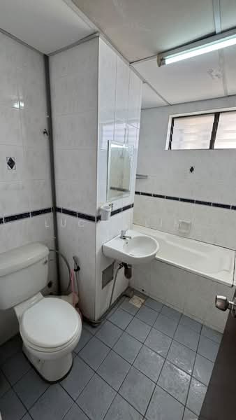 Kondominium untuk Disewa di Eden Seaview Condominium - Lucas Lim - Bathroom - PropertyGuru.com.my