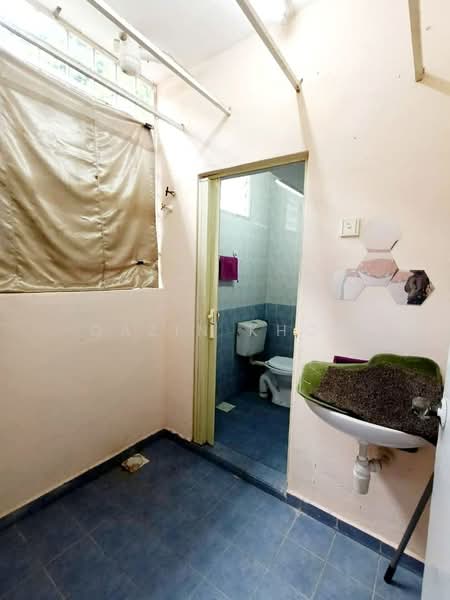 Pangsapuri untuk Disewa di Permai Lake View Apartment - Qazin Khoo - Bathroom - PropertyGuru.com.my