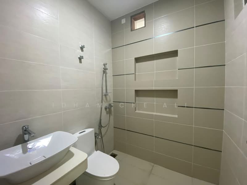Semi-Detached House for Sale in Teluk Cempedak (Kuantan) - Idham Che'Ali - Bathroom - PropertyGuru.com.my