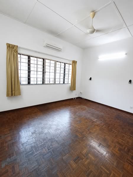 Rumah Teres 2 Tingkat untuk Disewa di SS2 (Petaling Jaya) - Allen Wong - Master Bedroom - PropertyGuru.com.my