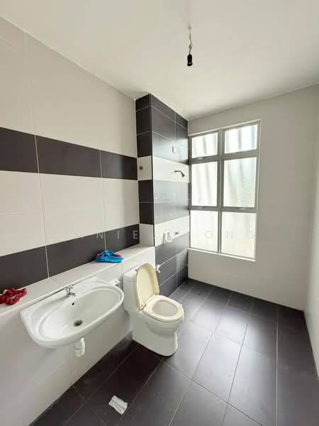 Rumah Teres 2-Tingkat untuk Dijual di Bandar Putra (Kulai) - Daniel Yong - Bathroom - PropertyGuru.com.my