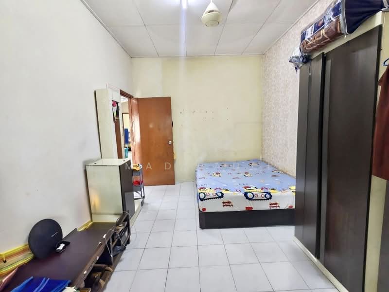 1-storey Terraced House for Sale in Taman Lestari Putra (Seri Kembangan) - Ahmad Fadlee - PropertyGuru.com.my
