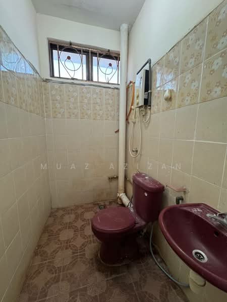 Rumah Teres 2-Tingkat untuk Dijual di Taman Permatang Sintok (Penaga) - Muaz Azizan - Bathroom - PropertyGuru.com.my
