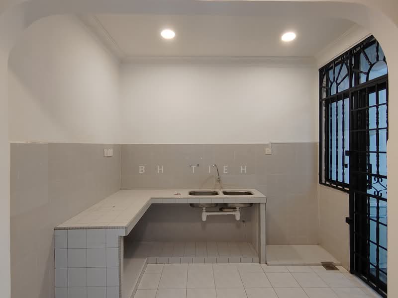 2.5-storey Terraced House for Rent in Ampang Jaya (Ampang) - BH Tieh - Kitchen - PropertyGuru.com.my