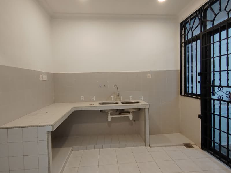2.5-storey Terraced House for Rent in Ampang Jaya (Ampang) - BH Tieh - Kitchen - PropertyGuru.com.my