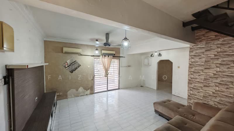 Rumah Teres 2 Tingkat untuk Dijual di Tanjong Duabelas (Selangor) - Faizul Zamrod - Living Room - PropertyGuru.com.my