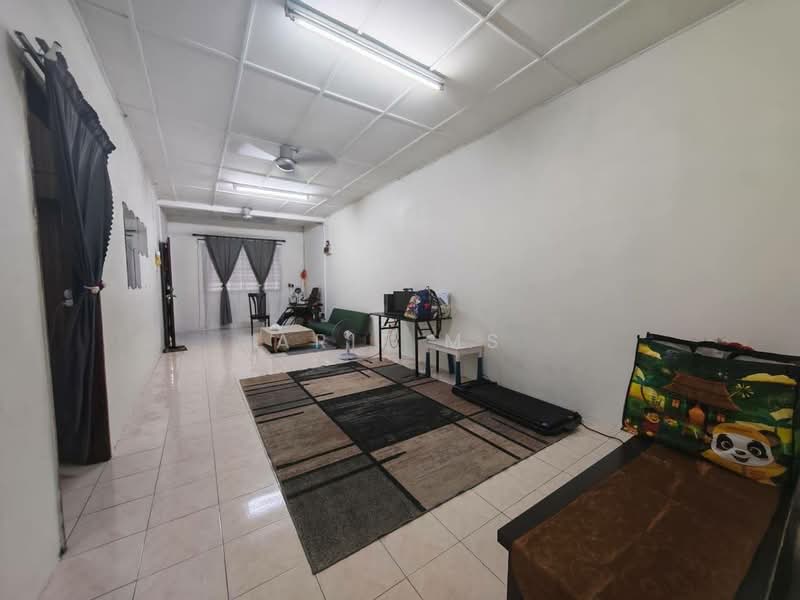 Rumah Teres 1-Tingkat untuk Dijual di Taman Putri Kulai (Kulai) - Arif MS - Living Room - PropertyGuru.com.my