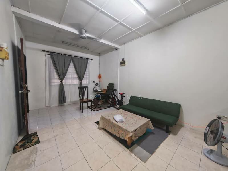 Rumah Teres 1-Tingkat untuk Dijual di Taman Putri Kulai (Kulai) - Arif MS - Living Room - PropertyGuru.com.my