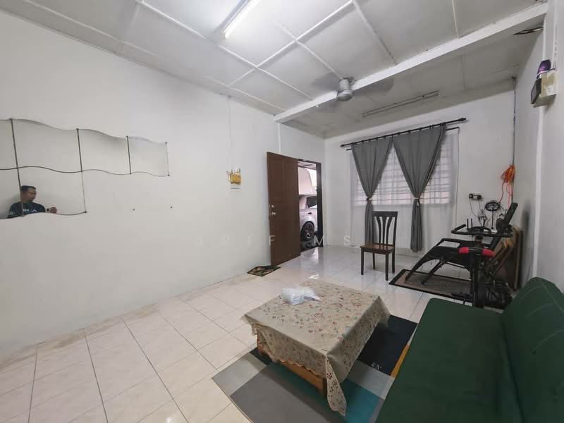 Rumah Teres 1-Tingkat untuk Dijual di Taman Putri Kulai (Kulai) - Arif MS - Living Room - PropertyGuru.com.my