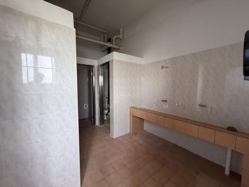 Detached Factory for Rent in Balakong (Selangor) - Adam Puah - Bathroom - PropertyGuru.com.my