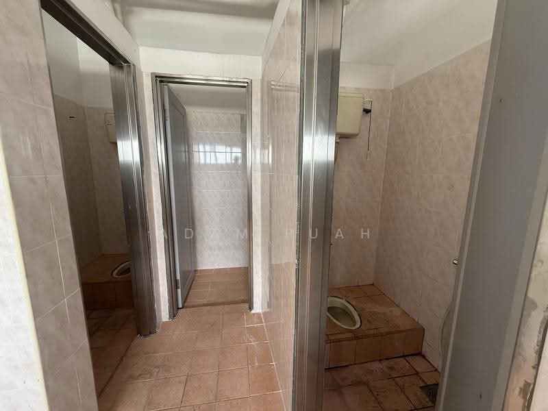 Detached Factory for Rent in Balakong (Selangor) - Adam Puah - Bathroom - PropertyGuru.com.my