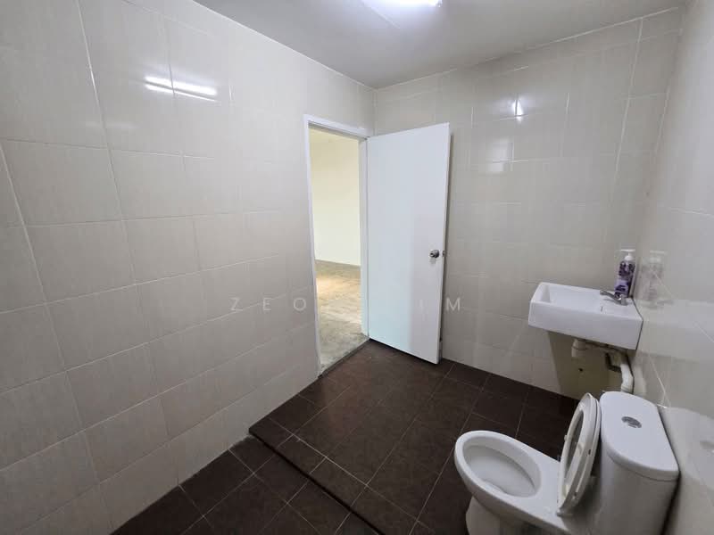 Pejabat untuk Dijual di Permas Jaya (Johor) - Zeon Lim - Bathroom - PropertyGuru.com.my