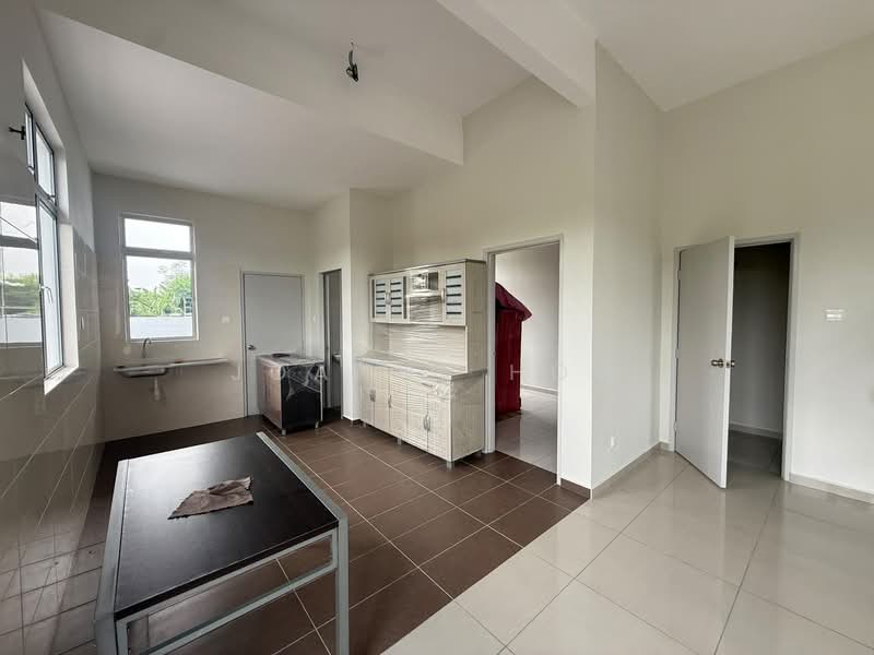 Rumah Teres 2.5 Tingkat untuk Dijual di Taman Merak Mas (Bukit Katil) - Joanne How - Kitchen - PropertyGuru.com.my