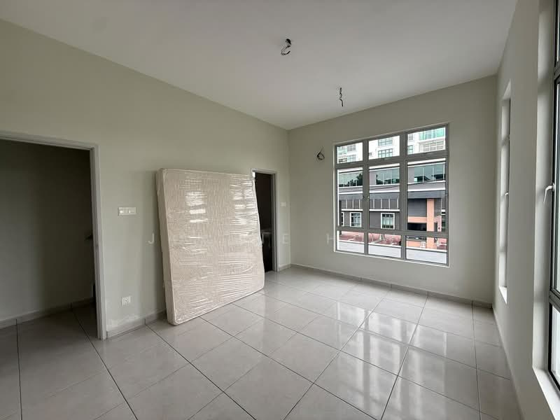 Rumah Teres 2.5 Tingkat untuk Dijual di Taman Merak Mas (Bukit Katil) - Joanne How - Living Room - PropertyGuru.com.my