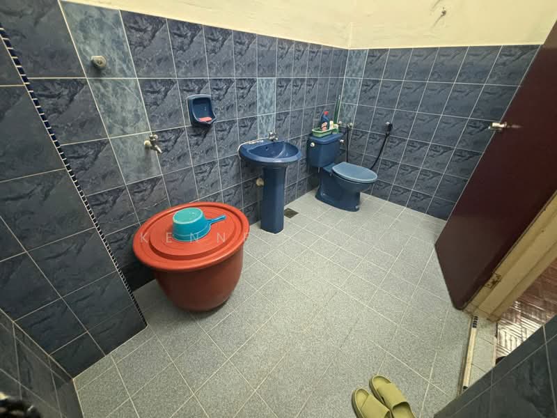 Rumah Teres 2 Tingkat untuk Disewa di Taman Pelangi (Johor Bahru) - Kenneth Tan - Bathroom - PropertyGuru.com.my