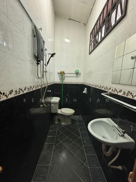 Rumah Teres 2 Tingkat untuk Disewa di Taman Pelangi (Johor Bahru) - Kenneth Tan - Bathroom - PropertyGuru.com.my