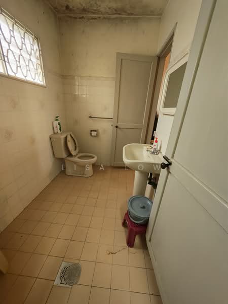 Rumah Banglo untuk Dijual di Seksyen 12 (Petaling Jaya) - Lisa Low - Bathroom - PropertyGuru.com.my
